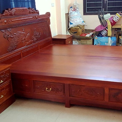 Giường công gỗ hương đỏ đá