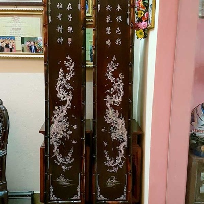 Câu đối gỗ trắc khảm ốc đỏ