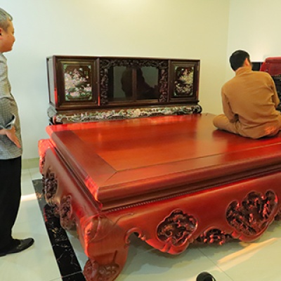 Bàn giao chiếc tủ chè gỗ gụ khảm ốc đỏ tíc HÀO KHÍ THĂNG LONG cho bác Cường Vĩnh Yên 