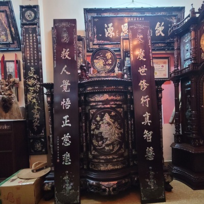 Câu đối gỗ gụ khảm ốc 