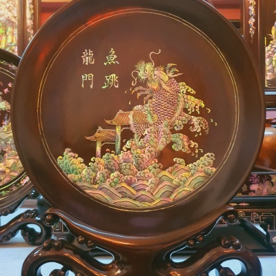 Đĩa gỗ gụ khảm ốc tích 